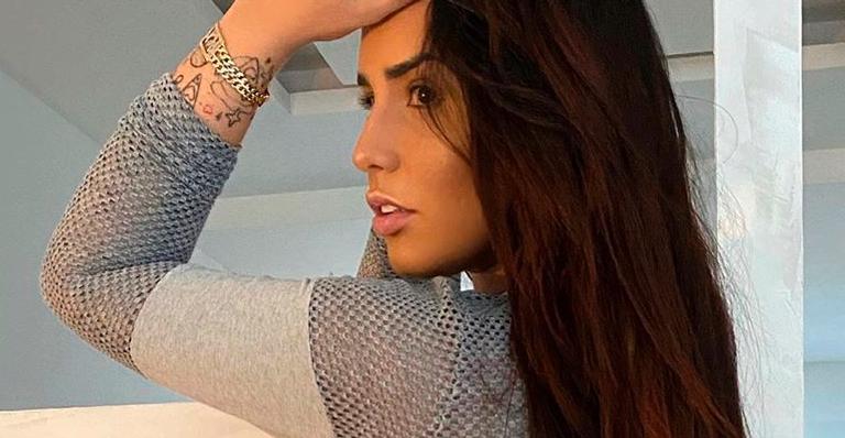 Perlla empina o bumbum com calça justinha e atrai fãs assanhados: ”Assim mata o papai”