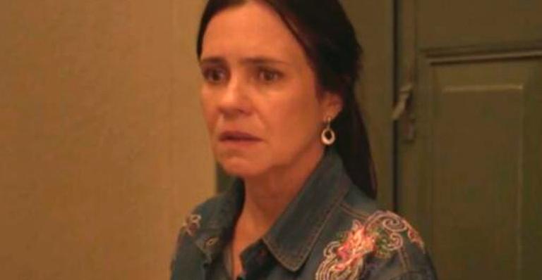 ‘Amor de Mãe’: Thelma contrata falsa mãe para Danilo e acaba com louca dentro de casa
