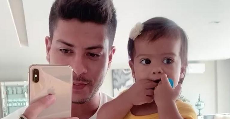 Fofurômetro explodiu! Arthur Aguiar flagra Sophia falando seu próprio nome e encanta web
