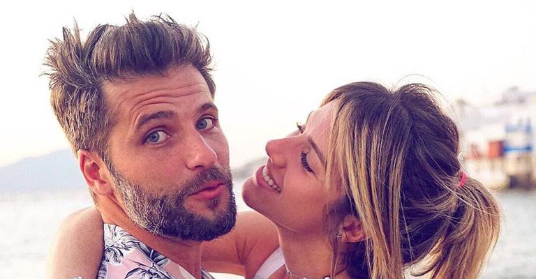 Bruno Gagliasso fotografa o barrigão de Giovanna Ewbank em foto de biquíni: ”Elas e sol”