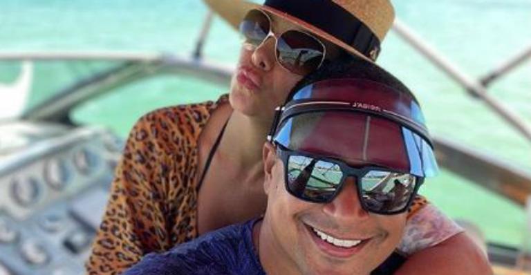 Carla Perez curte passeio romântico a dois de barco com o maridão, Xanddy