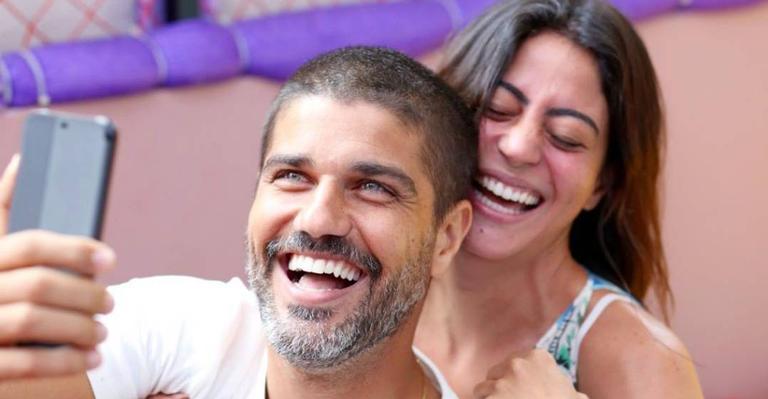 Carol Castro se fantasia de gatinha e Bruno Cabrerizo baba pela amada: ‘Eita’