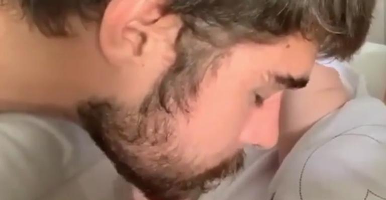 Clara Maria pega Rafa Vitti de surpresa e faz carinhos em seu rosto em momento comovente