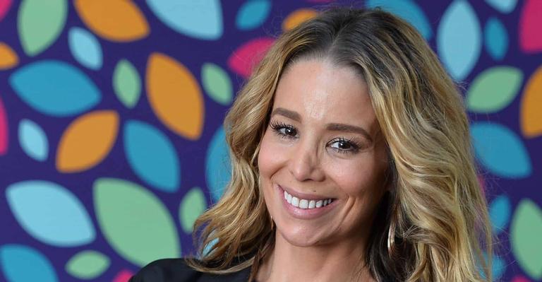 Danielle Winits surge dando beijo no marido durante passeio de barco e fãs elogiam: ‘Vocês são lindos’