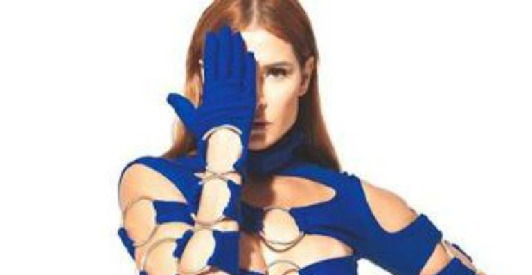 Deborah Secco deixa fãs babando em look exótico e sexy e quase mostra demais