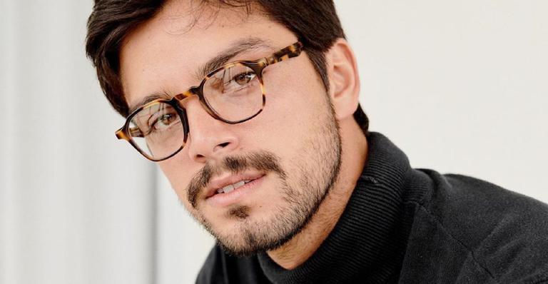 Em Noronha, Rodrigo Simas posa sem camisa e boa forma arranca suspiros da web: ”Espetáculo”
