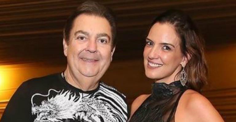 Esposa de Faustão reúne os filhos em registro raro e semelhança com apresentador surpreende