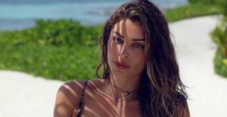 Grazi Massafera mostra a barriga negativa em clique de biquíni e impressiona fãs