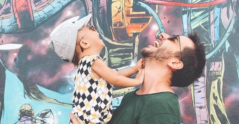 Junior Lima encanta a web ao surgir em momento único entre pai e filho