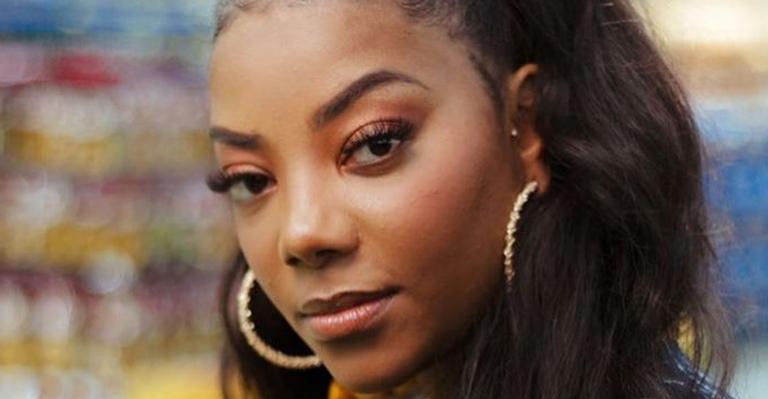 Ludmilla sensualiza no supermercado e deixa parte do bumbum de fora com shortinho micro