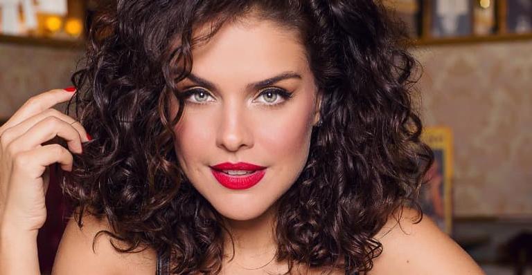 Paloma Bernardi surge em momento bem íntimo com Dudu Pelizzari durante viagem romântica