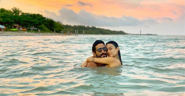 Renato Góes baba pela esposa que surge em piscina natural: ‘Eu, meu amor e uma libélula’