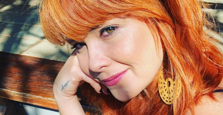 Samara Felippo se disfarça para curtir Carnaval de Olinda como anônima