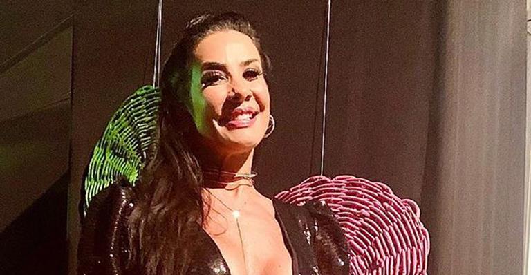 Scheila Carvalho posa de macacão de couro com decotaço e leva bronca do marido de Carla Perez