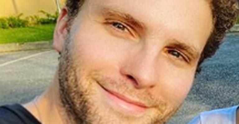 Thiago Fragoso fotografa a mulher grávida em foto em família: ”Eu e meus amores”