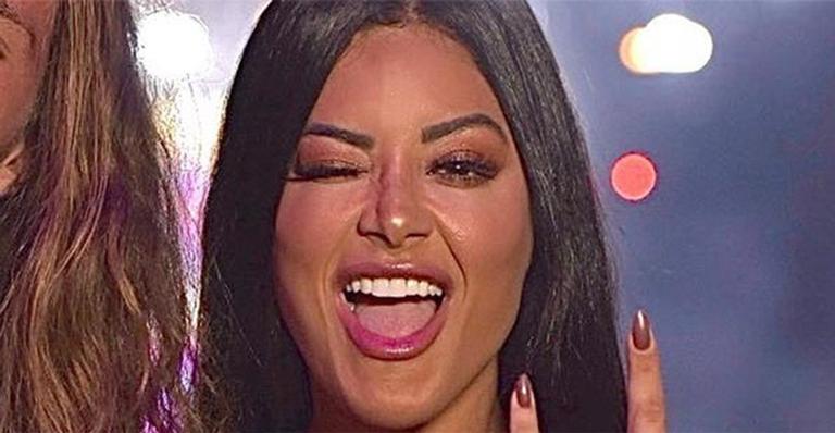 Aline Riscado causa ao aparecer com minissaia de cetim e blusinha micro em evento