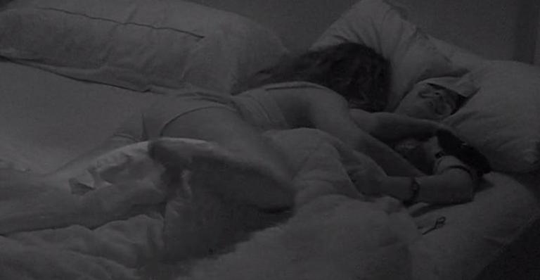 BBB20: Daniel e Marcela fazem o edredom ferver e protagonizam momento picante