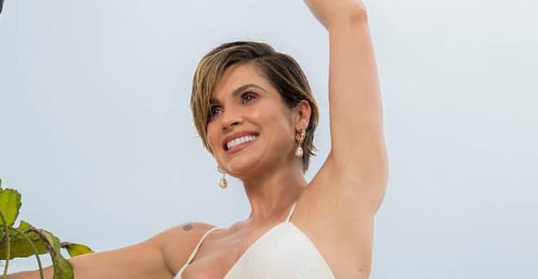 Flávia Alessandra quase mostra demais ao usar maiô cavadíssimo: ”Uma verdadeira Deusa”
