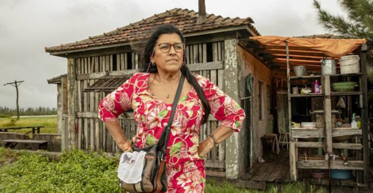 Amor De Mãe: Lurdes se surpreende ao descobrir que já conhece o filho desaparecido