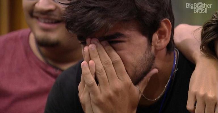 BBB 20: Guilherme não segura a emoção e se desespera ao ver recado do irmão gêmeo