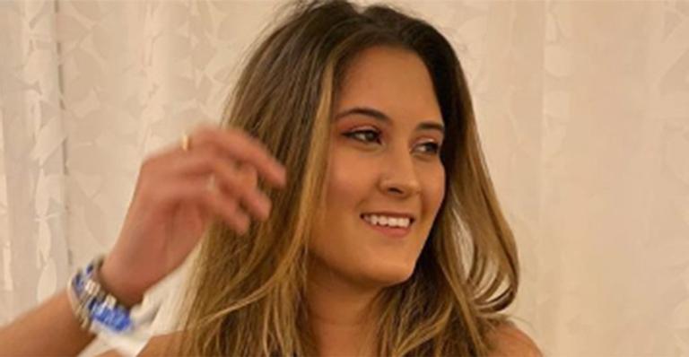 Bia Bonemer, filha de Fátima Bernardes, combina top e saia transparente em look para o Carnaval