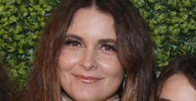 Claudia Abreu vai com as filhas e o genro para a Sapucaí e beleza impressiona fãs