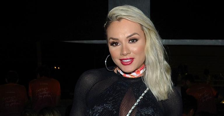 Juju Salimeni surge agarrada ao novo namorado com look totalmente transparente