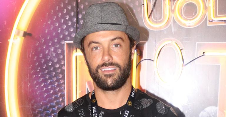 Kayky Brito faz a primeira aparição pública com a nova namorada que encanta pela beleza