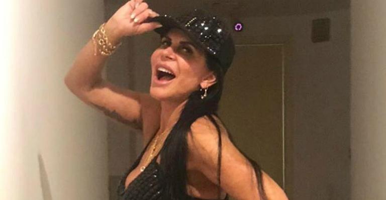 Gretchen e Anitta empinam o bumbum juntinhas e web compara: ”Deixou a novinha no chinelo”