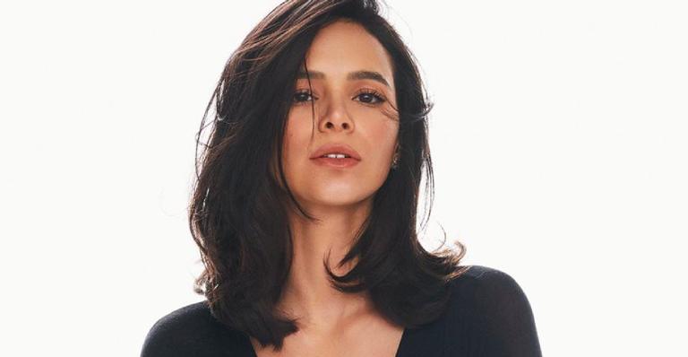 Bruna Marquezine levanta blusa e barriga saradíssima chama atenção da web: ”Inveja”