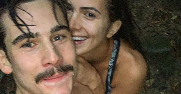 De sunga, Nicolas Prattes posa com a namorada e eleva a temperatura das redes: ”Dei zoom”