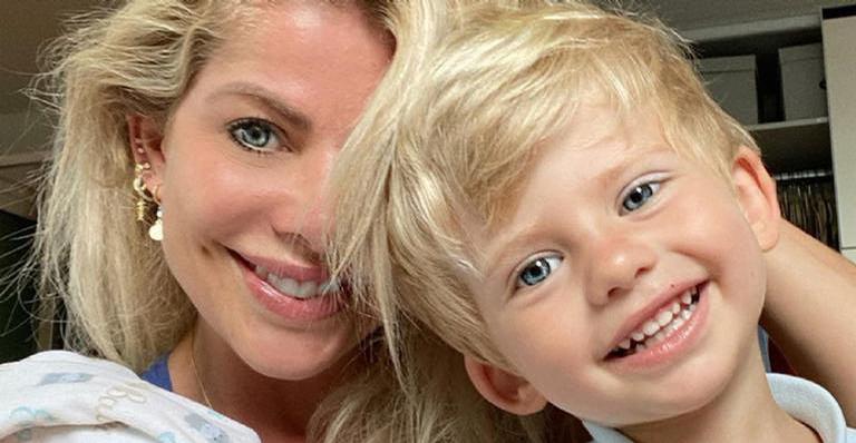 Filho de Karina Bacchi rouba a cena ao surgir tocando piano: ”Anjinho”