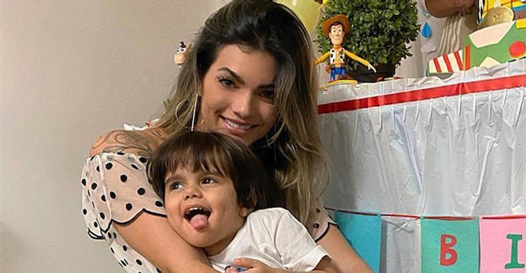 Filho mais novo de Kelly Key chora ao ser vacinado e cantora se derrete: ”Tadinho”