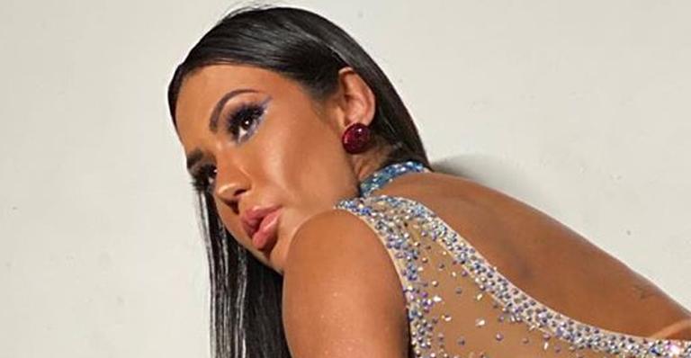 Gracyanne Barbosa usa body transparente e empina o bumbum em cadeira de bar