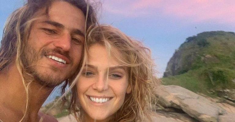 Em clima de romance, Isabella Santoni surge dando um beijão no namorado em meio à cachoeira