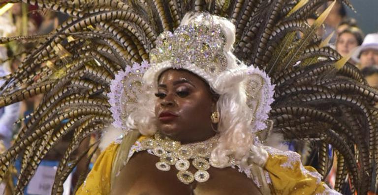 Jojo Todynho rebate críticas por fazer topless na Sapucaí: ”Sou ridícula, mas ganho dinheiro”