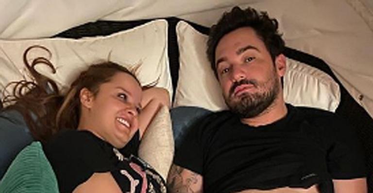 Maiara levanta a camiseta de Fernando em foto na cama: ”Esperei tanto por esse momento”