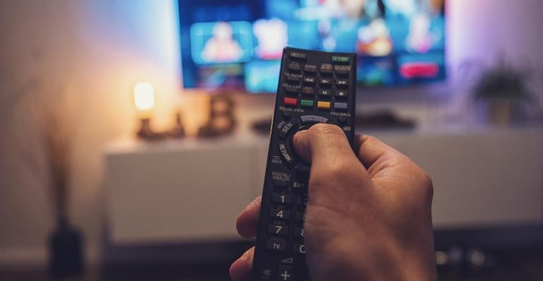 Que tal transformar a sala da sua casa em uma sala de cinema?