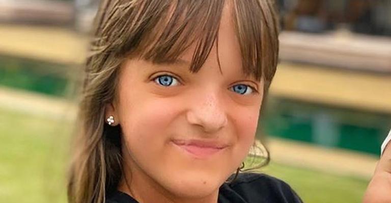 Rafaella Justus segura a irmã Manuella Tralli nos braços e a pequena sorri