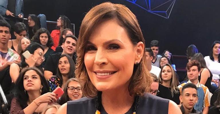 Sexóloga do ‘Altas Horas’, Laura Muller registra aventura de Carnaval com namorado gato