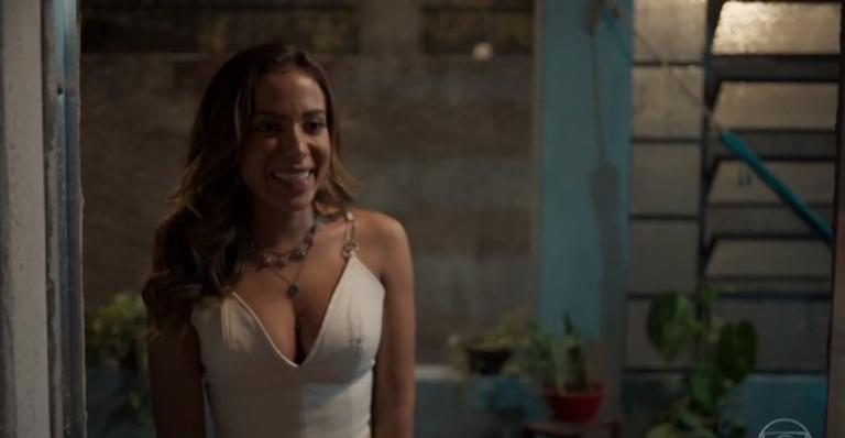 Anitta assiste sua participação em novela ao lado da mãe e questiona: “Quantos sabrinos já conheceu?”