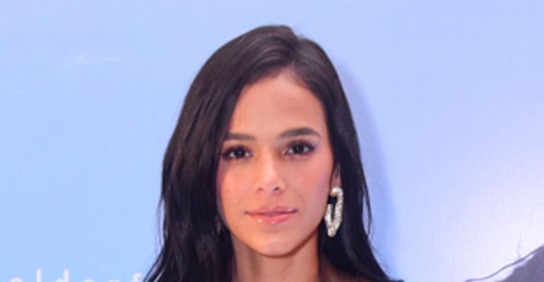 Bruna Marquezine aposta em look sóbrio e volta a aparecer magérrima em evento