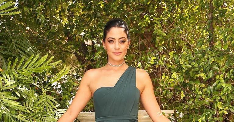 Carol Castro ganha elogios dos fãs ao posar linda com look estiloso