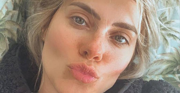 Carolina Dieckmann posa de biquíni e seguidoras vão à loucura: ‘Musa inspiradora’