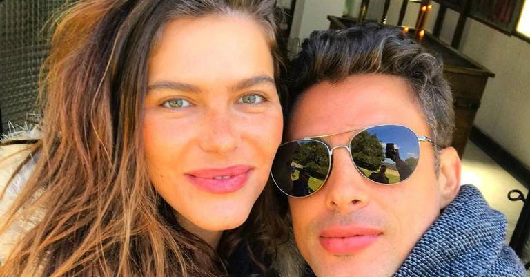 Cauã Reymond se derrete ao clicar a esposa, Mariana Goldfarb e declara: ‘Muito, muito amor’