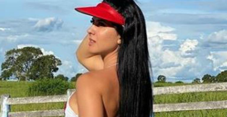 Graciele Lacerda impressiona fãs com bumbum gigante em clique de biquíni na fazenda