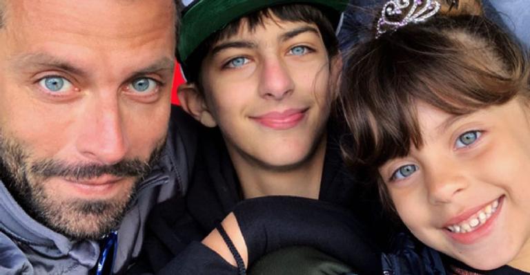 Henri Castelli relembra fotos dos filhos quando ainda eram bebês e web se derrete: ”Que amor”