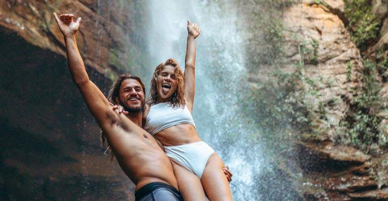 Isabella Santoni beija muito durante viagem com namorado, Caio Vaz