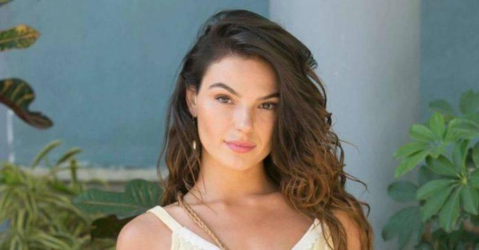 Isis Valverde surge só de calcinha em clique sensual e deixa fãs boquiabertos