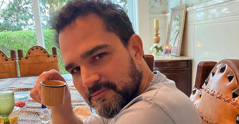 Luciano Camargo dá beijo na mãe em lindo clique em família: ‘Te amo muito’